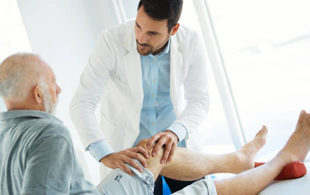 Chiropractor in Vaughan providing specialized knee pain treatment to patient