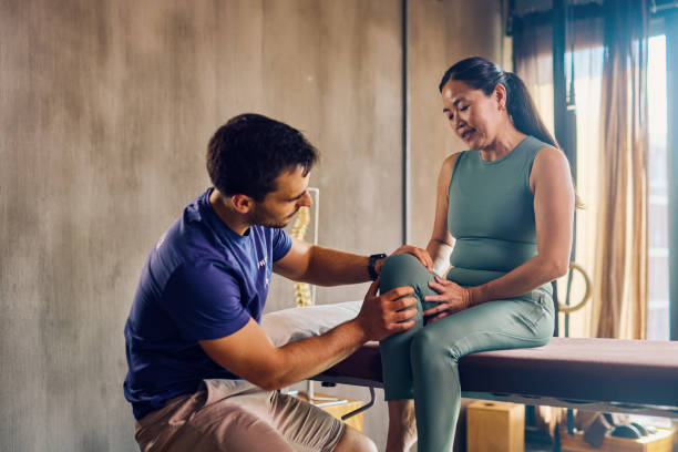 Physiotherapist helping a patient with knee strengthening exercises at a Vaughan clinic