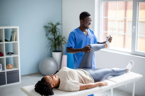 Chiropractor in Newmarket gently treating knee pain to restore mobility at PhysioChiroWellness.