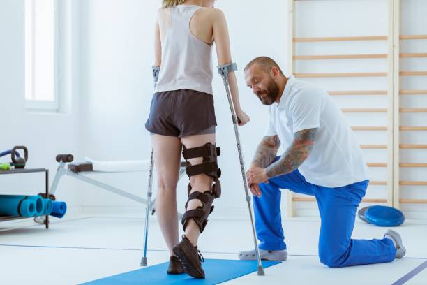 Physiotherapist in Vaughan guiding a patient through leg rehab after a fractures